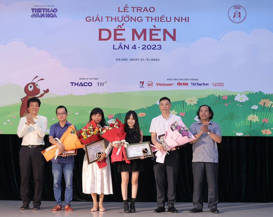 Tác giả Phạm Anh Xuân (thứ 2 từ phải qua) nhận tặng thưởng của Hội đồng Giám khảo Giải thưởng Dế Mèn lần thứ 4.