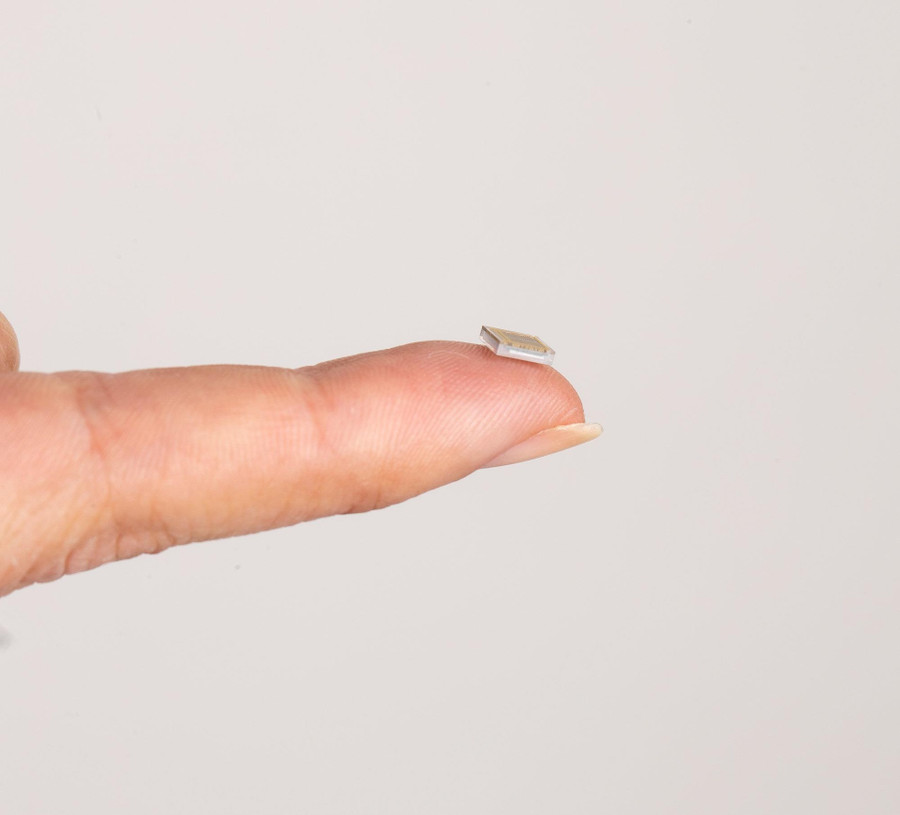 Con chip này có thể được đưa vào bề mặt não, lấy dữ liệu từ những điện cực siêu nhỏ cho các nghiên cứu về não người. Con chip này có thể được đưa vào bề mặt não, lấy dữ liệu từ những điện cực siêu nhỏ cho các nghiên cứu về não người.