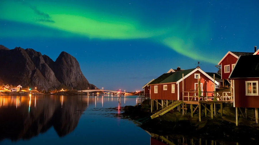 Cực quang chiếu sáng Reine, một làng chài ở quần đảo Lofoten của Na Uy. Ảnh: Rieger Bertrand