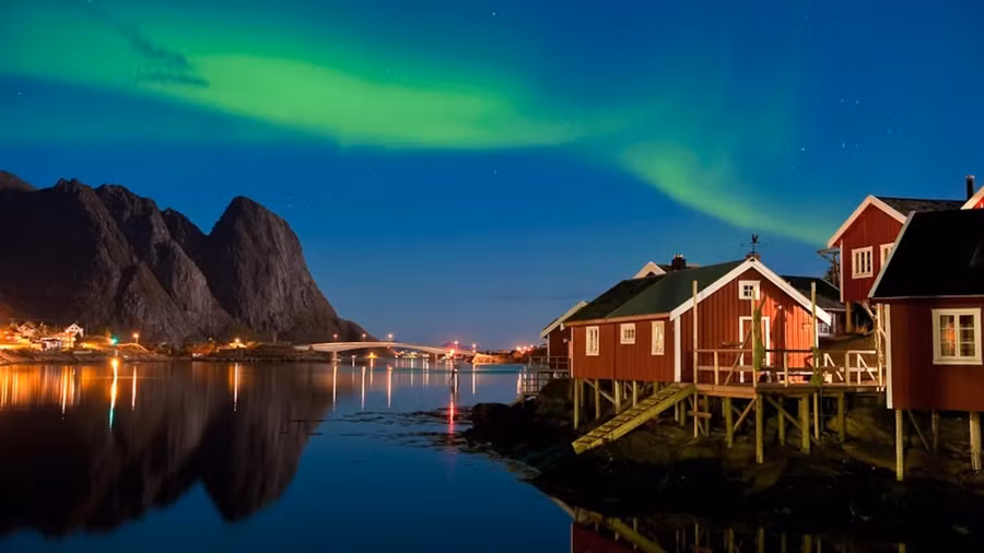 Cực quang chiếu sáng Reine, một làng chài ở quần đảo Lofoten của Na Uy. Ảnh: Rieger Bertrand Cực quang chiếu sáng Reine, một làng chài ở quần đảo Lofoten của Na Uy. Ảnh: Rieger Bertrand