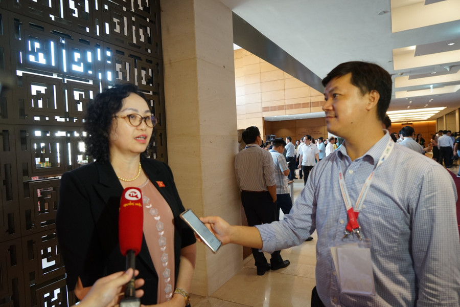 Đại biểu Quốc hội Cao Thị Xuân trả lời phỏng vấn của phóng viên Báo Giáo dục &amp; Thời đại. Ảnh: Hiếu Trung