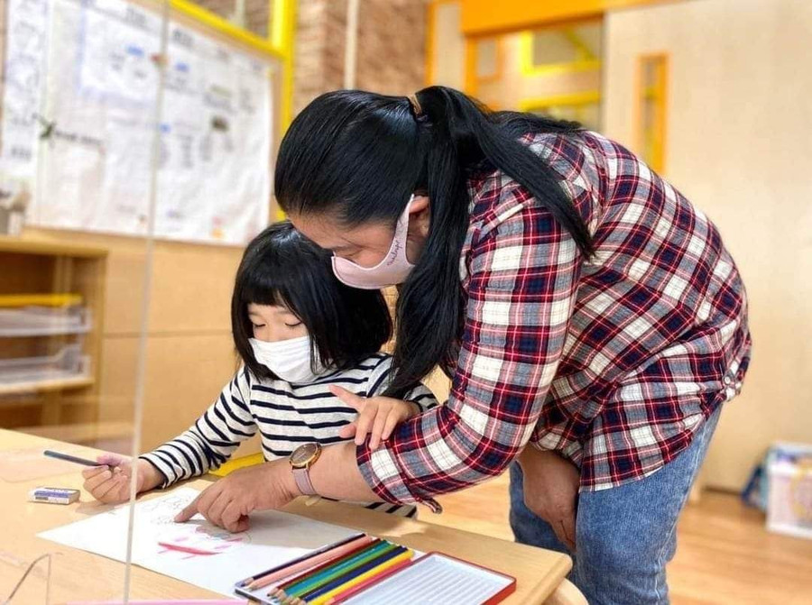 Cô giáo người Philippines Mari Resurreccion dạy tiếng Anh tại một trường mẫu giáo quốc tế tại Nhật Bản.