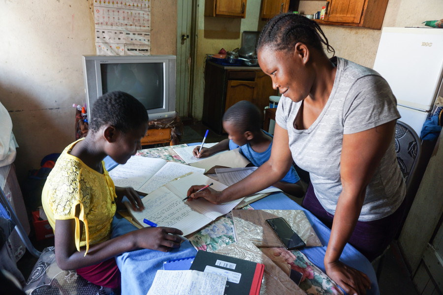 Tình trạng giáo viên chuyển đến Anh làm việc gây &apos;chảy máu chất xám&apos; tại Zimbabwe.