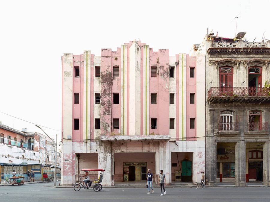 Rạp chiếu phim Reina. Rạp chiếu phim Reina.