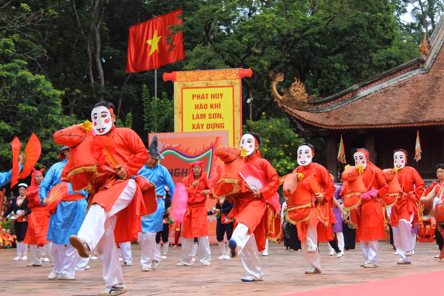 Nghệ nhân biểu diễn điệu múa Chiêm Thành tại Lễ hội Lam Kinh (Thanh Hóa).