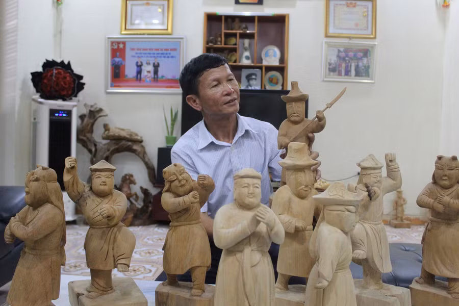 Nghệ nhân Ưu tú Bùi Văn Hùng (xã Xuân Trường, Thọ Xuân) bên những hiện vật bằng gỗ mô tả lại động tác của các điệu múa Xuân Phả.