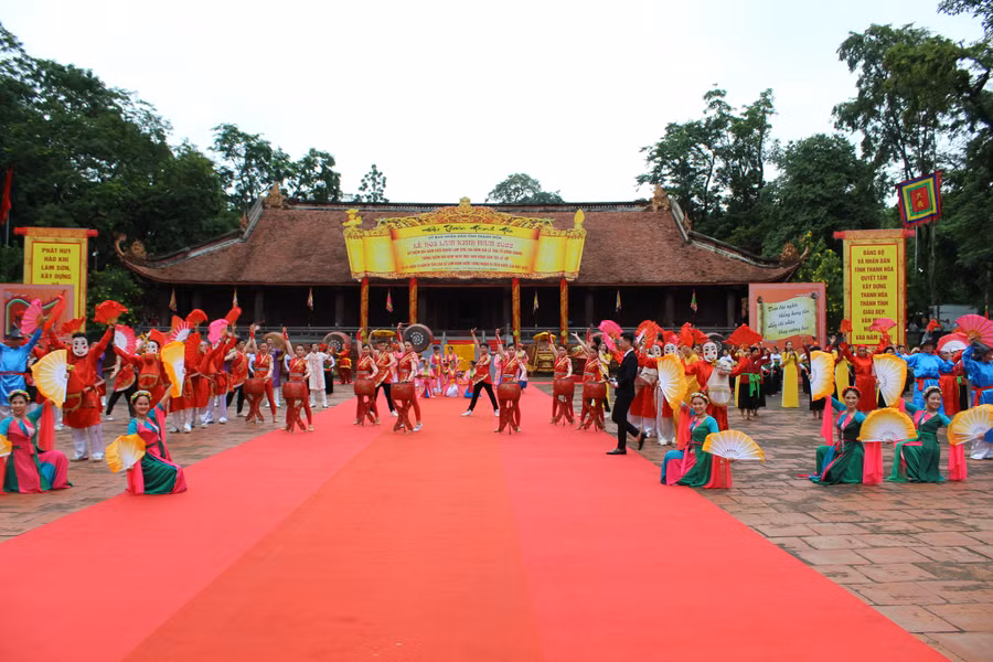 Các nghệ nhân biểu diễn trò Xuân Phả tại Lễ hội Lam Kinh năm 2022.