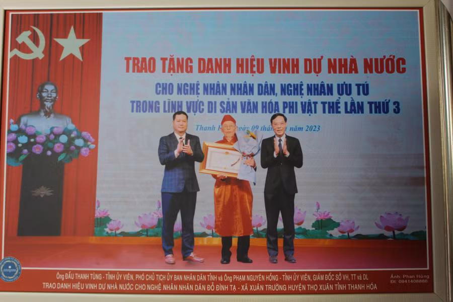 Cụ ông Đỗ Đình Tạ được phong tặng Nghệ nhân Nhân dân với đóng góp trong việc giữ gìn trò Xuân Phả.