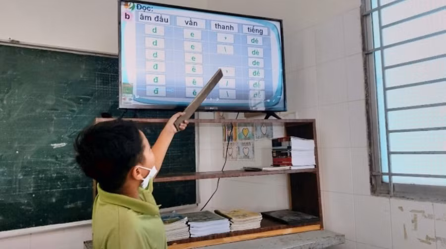 Tiết học của trẻ tại lớp học tình thương thị trấn Bến Lức.