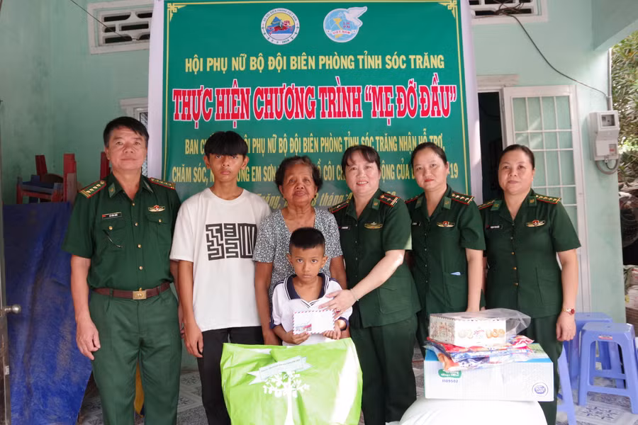 Hội Phụ nữ bộ đội Biên phòng tỉnh Sóc Trăng nhận đỡ đầu em Sơn Ngọc Mít.
