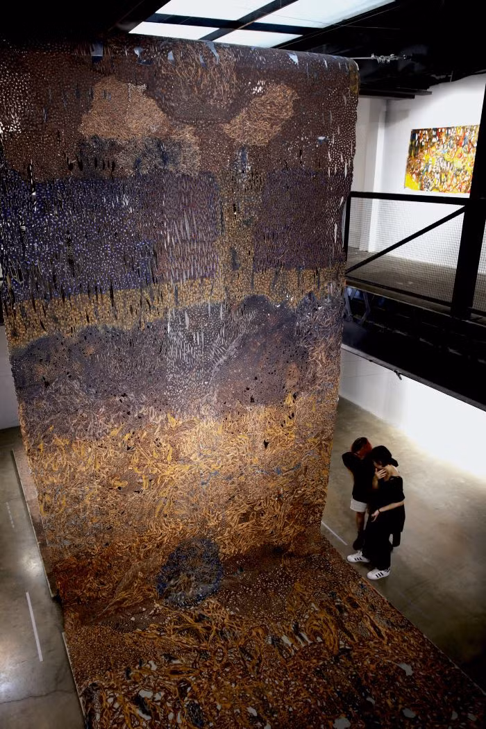 Tác phẩm 'Văn tế thập loại chúng sinh #1' (2016 - 2017, sơn dầu, vải màn tuyn, keo trên toan, 2.000cm x 316cm).