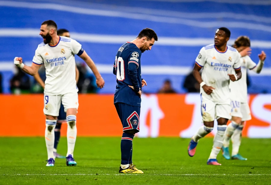 Messi (áo sẫm) quyết định không gia hạn hợp đồng với PSG. Ảnh: ITN.