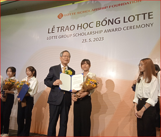 Chun Yong Woo, Chủ tịch Quỹ học bổng Lotte trao chứng nhận học bổng cho sinh viên tại chương trình