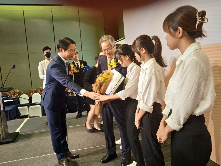 Quỹ Học bổng Lotte trao hoa và chứng nhận học bổng cho sinh viên