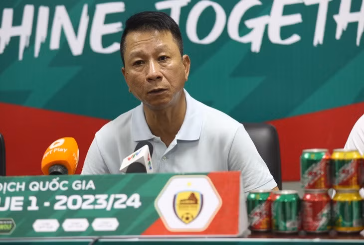 HLV Văn Sỹ Sơn bị phạt 10 triệu đồng do phát ngôn chỉ trích trọng tài. HLV Văn Sỹ Sơn bị phạt 10 triệu đồng do phát ngôn chỉ trích trọng tài.