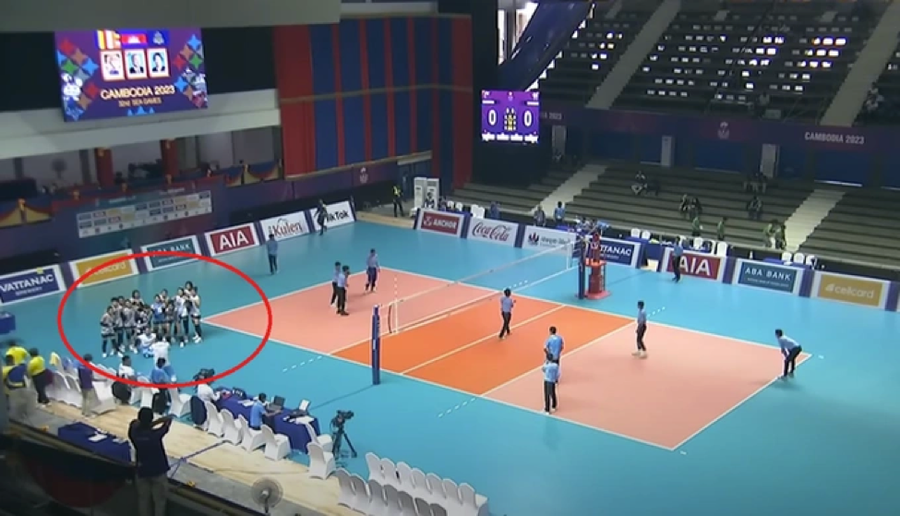 Đội bóng chuyền nữ Myanmar chụp ảnh lưu niệm rồi ra về sau khi đội Campuchia bỏ cuộc.