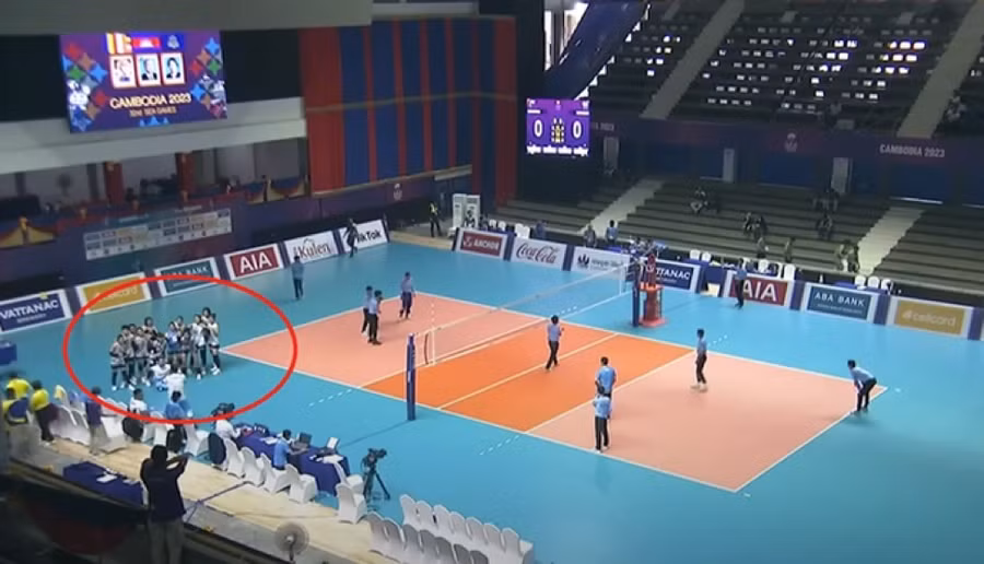 Đội bóng chuyền nữ Myanmar chụp ảnh lưu niệm rồi ra về sau khi đội Campuchia bỏ cuộc.