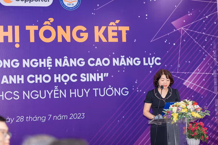 Cô Hoàng Thị Bích Vân - Hiệu trưởng trường THCS Nguyễn Huy tưởng phát biểu
