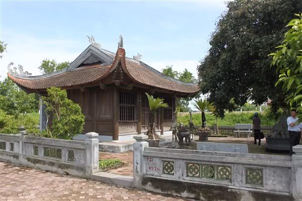 Đền thờ 10 cô gái Lam Hạ.