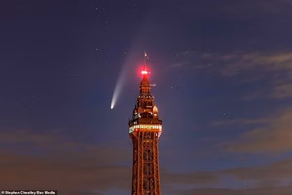 Sao Chổi 45P phát ánh sáng huyền ảo trên bầu trời.