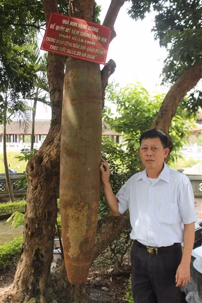 Vỏ quả bom rơi xuống trận địa pháo Lam Hạ năm 1966.