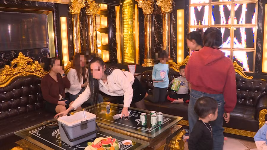 Bị tạm dừng hoạt động vì chưa đảm bảo các điều kiện PCCC, cơ sở kinh doanh karaoke Kiên Chung (thị xã Nghi Sơn) vẫn ngang nhiên hoạt động. Bị tạm dừng hoạt động vì chưa đảm bảo các điều kiện PCCC, cơ sở kinh doanh karaoke Kiên Chung (thị xã Nghi Sơn) vẫn ngang nhiên hoạt động.