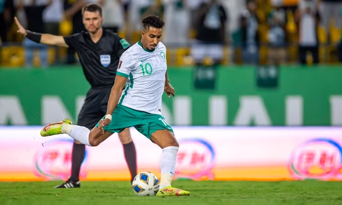 Al-Dawsari thực hiện thành công quả phạt đền để gỡ hòa cho Saudi Arabia.