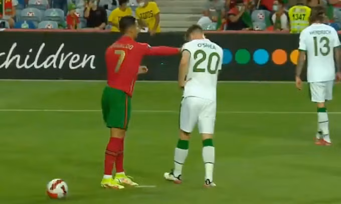 Ronaldo "trắng án" dù tát cầu thủ đối phương.