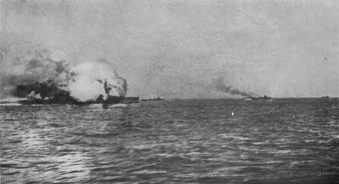 Tuần dương hạng nặng HMS Invincible bốc cháy dữ dội sau khi trúng đạn pháo từ tàu chiến Đức. Ảnh: Wikipedia a