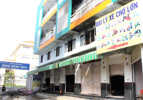 Cửa hàng xe đạp 3 tầng bị bốc cháy trong đêm. Ảnh: Hải Thuận.