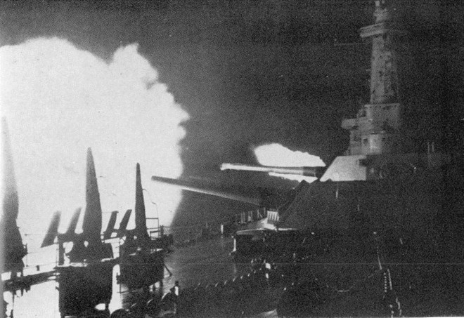 Thiết giáp hạm USS Washington pháo kích dữ dội vào tàu chiến Nhật đêm 12/11/1942. Ảnh: 2today Thiết giáp hạm