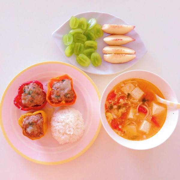 Canh trứng - đậu hũ - nấm cà chua, thịt nhồi ớt chuông mini bỏ lò rắc phô mai, tráng miệng nho và đào. 11708017-10204629413281988-645-3581-7605