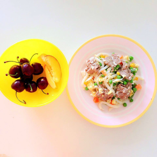 Mì udon xào thịt bò. Món này có thể làm chung cho cả nhà nhưng phần dành cho bé thì không nêm gia vị. Sau bữa chính, bé được tráng miệng với đào và cherry bỏ hạt. 11535732-10204481117134677-110-3607-2724