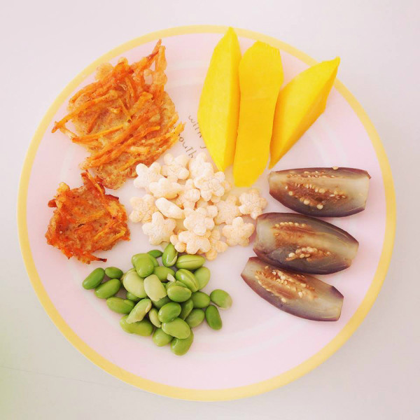 Bánh khoai lang chiên, đậu Nhật và cà tím luộc. Khi bé bốc nhón được thì có thể ăn đậu này, con ăn quen nên đều nhai trước khi nuốt và không bị hóc. Thùy Dương cho bé ăn món này lúc 9 tháng, bé có thể tự bốc ăn. 11025737-10204278205262007-397-4487-2941
