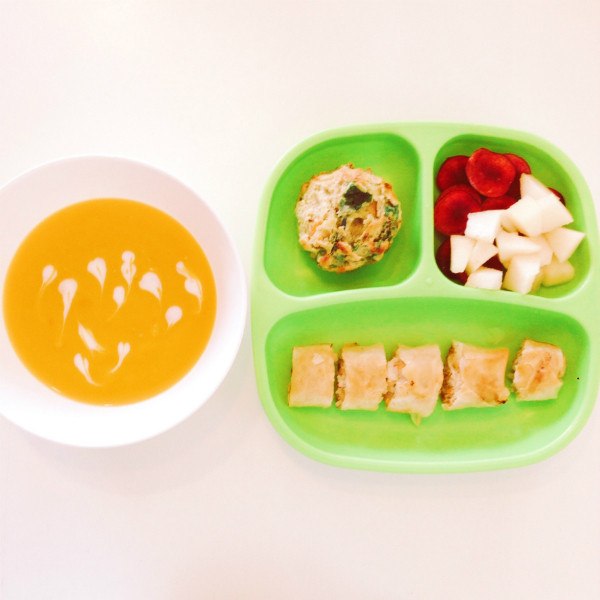 Nem rán, bánh cupcake rau, súp kabocha squash và hoa quả. Thùy Dương gợi ý các mẹ có thể thay súp quả kabocha squash bằng súp bí ngô nếu không kiếm được đúng nguyên liệu. Bánh muffin rau củ có thêm cải bó xôi và tăng vị ngọt bằng chuối, sốt táo cùng một ít hạt điều xay nhỏ. 10985489-10204690890178872-905-2775-6929