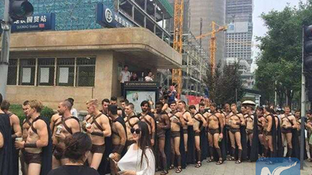 Trung Quốc bắt hàng loạt chiến binh "mặc thiếu vải" trên phố ảnh 1 Các chiến binh thiếu vải trên phố ở Bắc Kinh