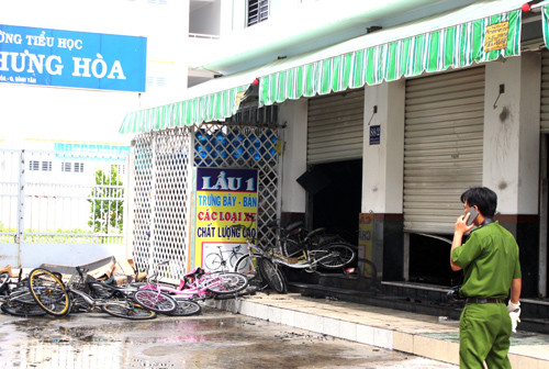 Sáng nay cơ quan chức năng có mặt khám nghiệm hiện trường điều tra nguyên nhân. Ảnh: Hải Thuận.