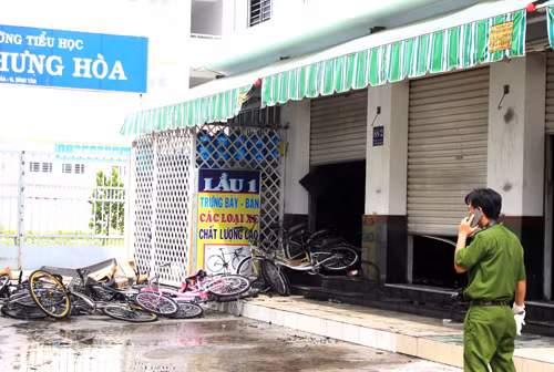 Sáng nay cơ quan chức năng có mặt khám nghiệm hiện trường điều tra nguyên nhân. Ảnh: Hải Thuận.