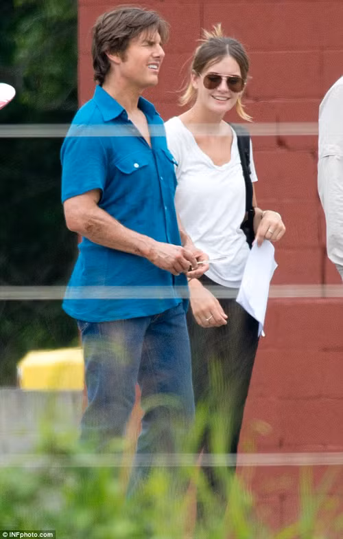 Tom Cruise hẹn hò trợ lý