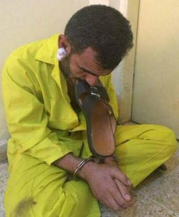 Ridha bị bắt nhai dép trước ống kính may quay và máy ảnh của các phóng viên. Ảnh: Khaama Press. tay-sung-2-5093-1437628578.jpg