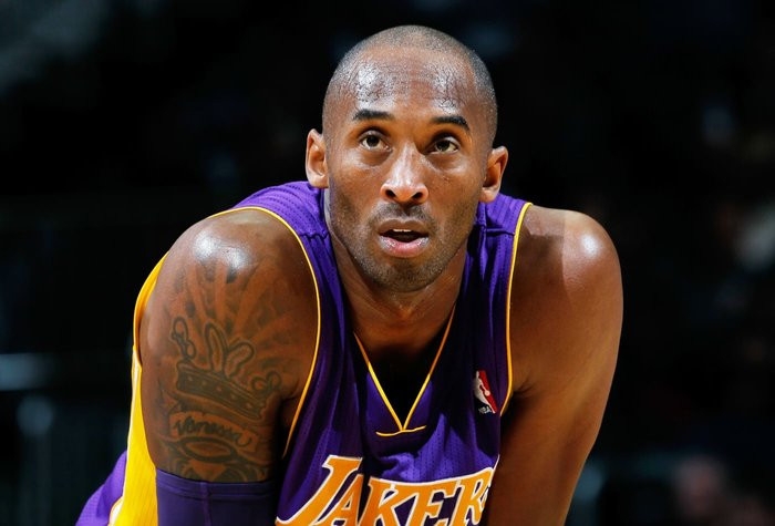 Ngôi sao bóng rổ Kobe Bryant và Cao Dĩ Tường chụp với nhau gây xúc động