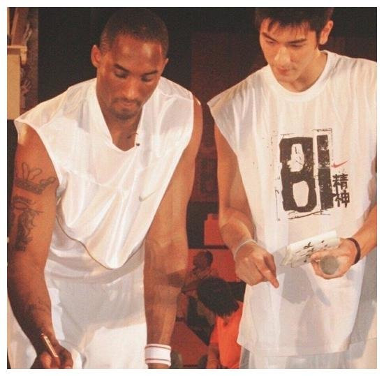 Bức ảnh Kobe Bryant và Cao Dĩ Tường chụp với nhau gây xúc động: Hy vọng cùng Cát Triết lập đội bóng rổ thiên đường mạnh nhất ảnh 3