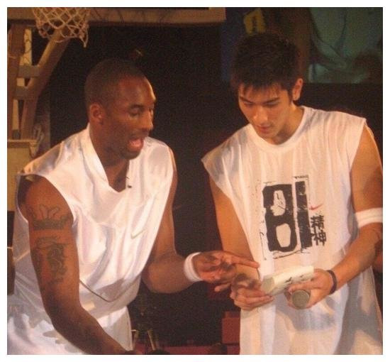 Bức ảnh Kobe Bryant và Cao Dĩ Tường chụp với nhau gây xúc động: Hy vọng cùng Cát Triết lập đội bóng rổ thiên đường mạnh nhất ảnh 4