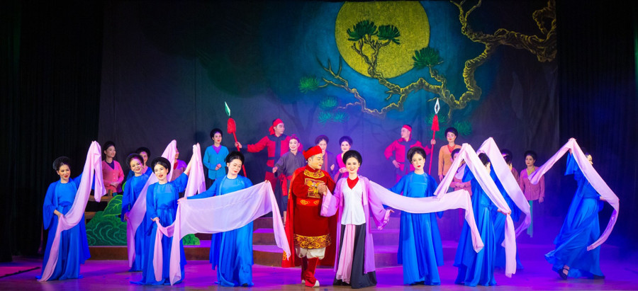 Nghệ sĩ Thu Phương (giữa) trong vai Nhị Khanh ở vở chèo &apos;Ván cờ oan trái&apos; - vai diễn đem đến cho Thu Phương giải thưởng Diễn viên xuất sắc năm 2022. Ảnh: NVCC.