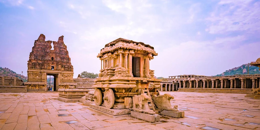 Sân trước của tháp cổng vào đồ sộ và cỗ xe bằng đá tuyệt đẹp. Ảnh: Hampi.tourismindia