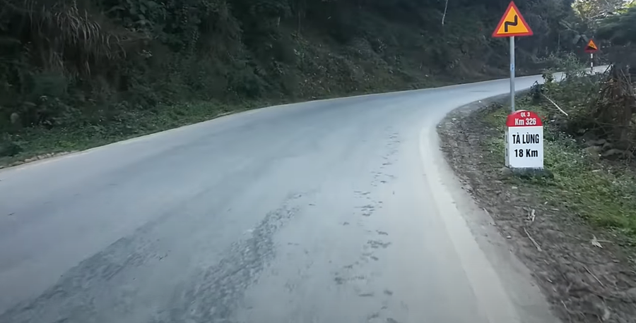 Đèo Khau Chỉa cách Tà Lừng 18km. Ảnh: Cắt từ clip 'Cao Bằng - quê hương tôi'