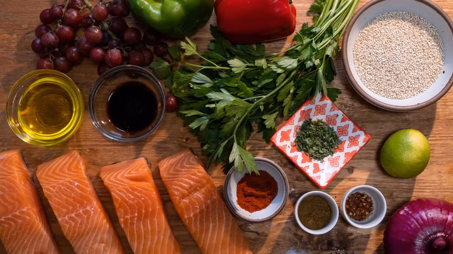 Những thực phẩm có trong chế độ ăn Địa Trung Hải bao gồm các loại cá tốt cho tim mạch. Ảnh: CNN