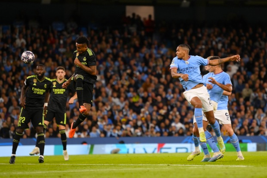 Julian Alvarez khiến thủ thành Thibaut Courtois phải lần thứ tư vào lưới nhặt bóng.