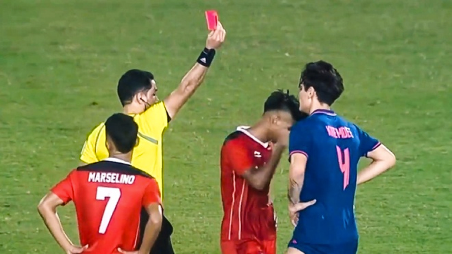 Trung vệ Jonathan Khemdee bị thẻ đỏ trong trận U22 Thái Lan thua U22 Indonesia 2-5 ở chung kết SEA Games 32. Trung vệ Jonathan Khemdee bị thẻ đỏ trong trận U22 Thái Lan thua U22 Indonesia 2-5 ở chung kết SEA Games 32.