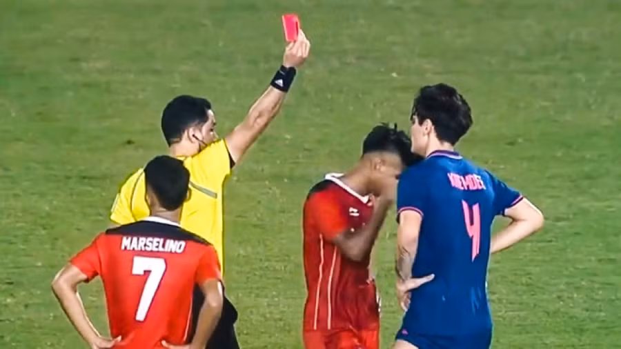 Trung vệ Jonathan Khemdee bị thẻ đỏ trong trận U22 Thái Lan thua U22 Indonesia 2-5 ở chung kết SEA Games 32.